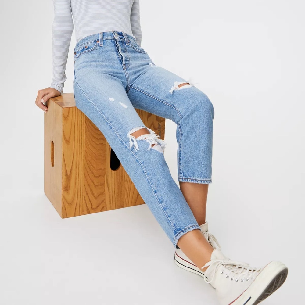 Levi’s Wedgie Straight Distressed Jeans in Light Wash Size 24